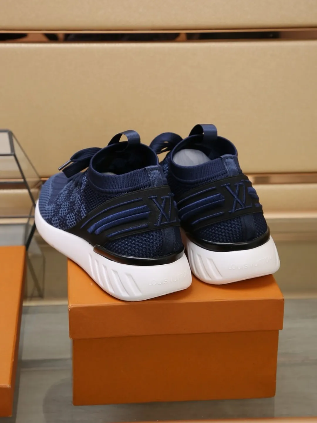 Men's shoes 💰P420💰"LOUI* VUITTO*" latest popular men's casual shoes ✔️This model is made of the original breathable fly woven fabric. The real thing is super shiny⚡️ Fashionable and versatile. The toe last shape is firm and full. The soles are LV original molds and can be put in and out at will. It is light and comfortable for the foot~Purely handmade, details determine the quality! Size:38-44
